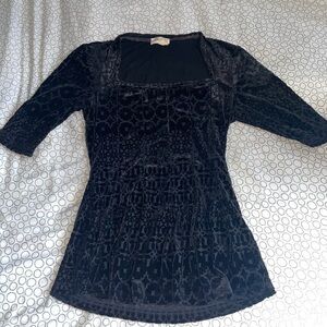Square-cut neckline, black velvet top